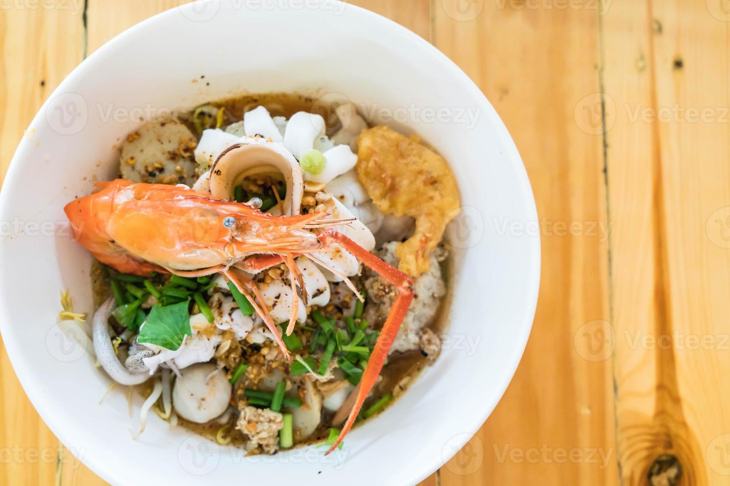 würzige Nudelsuppe mit asiatischen Meeresfrüchten foto