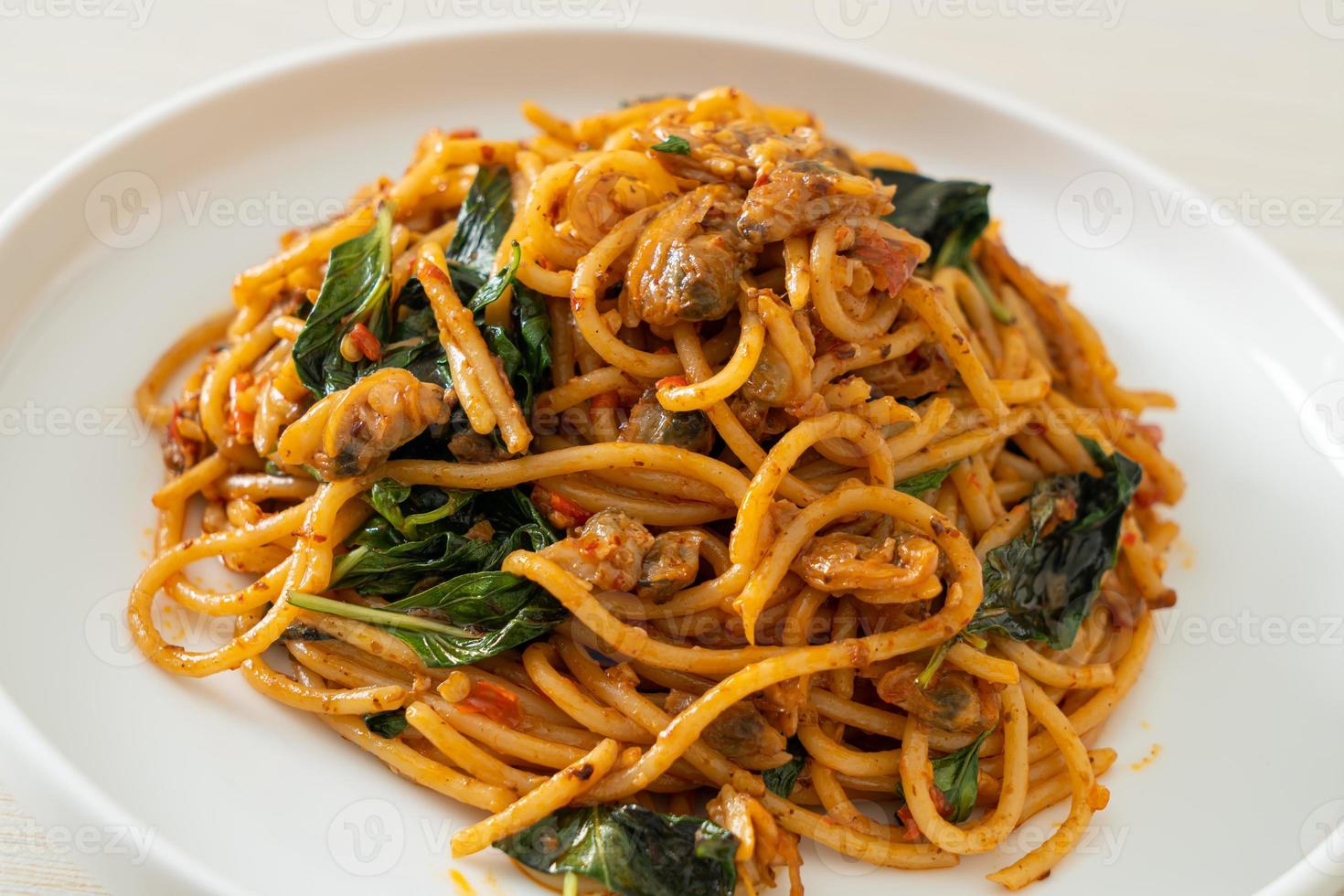 gebratene Spaghetti mit Venusmuscheln und Chilipaste anrühren foto