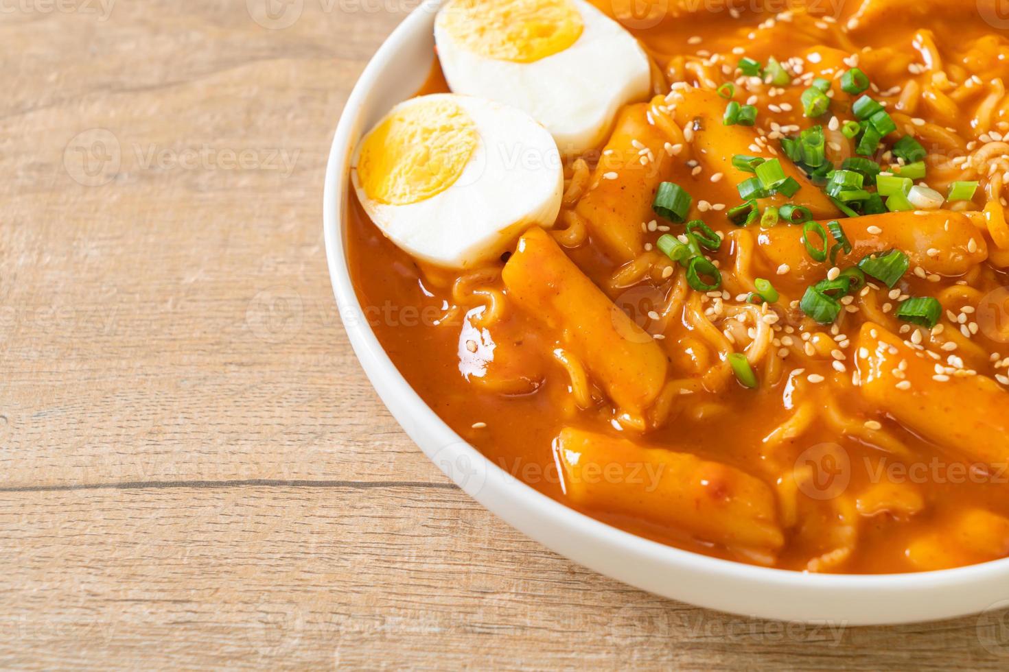 koreanische Instantnudeln und Tteokbokki in koreanischer scharfer Sauce - Rabokki foto