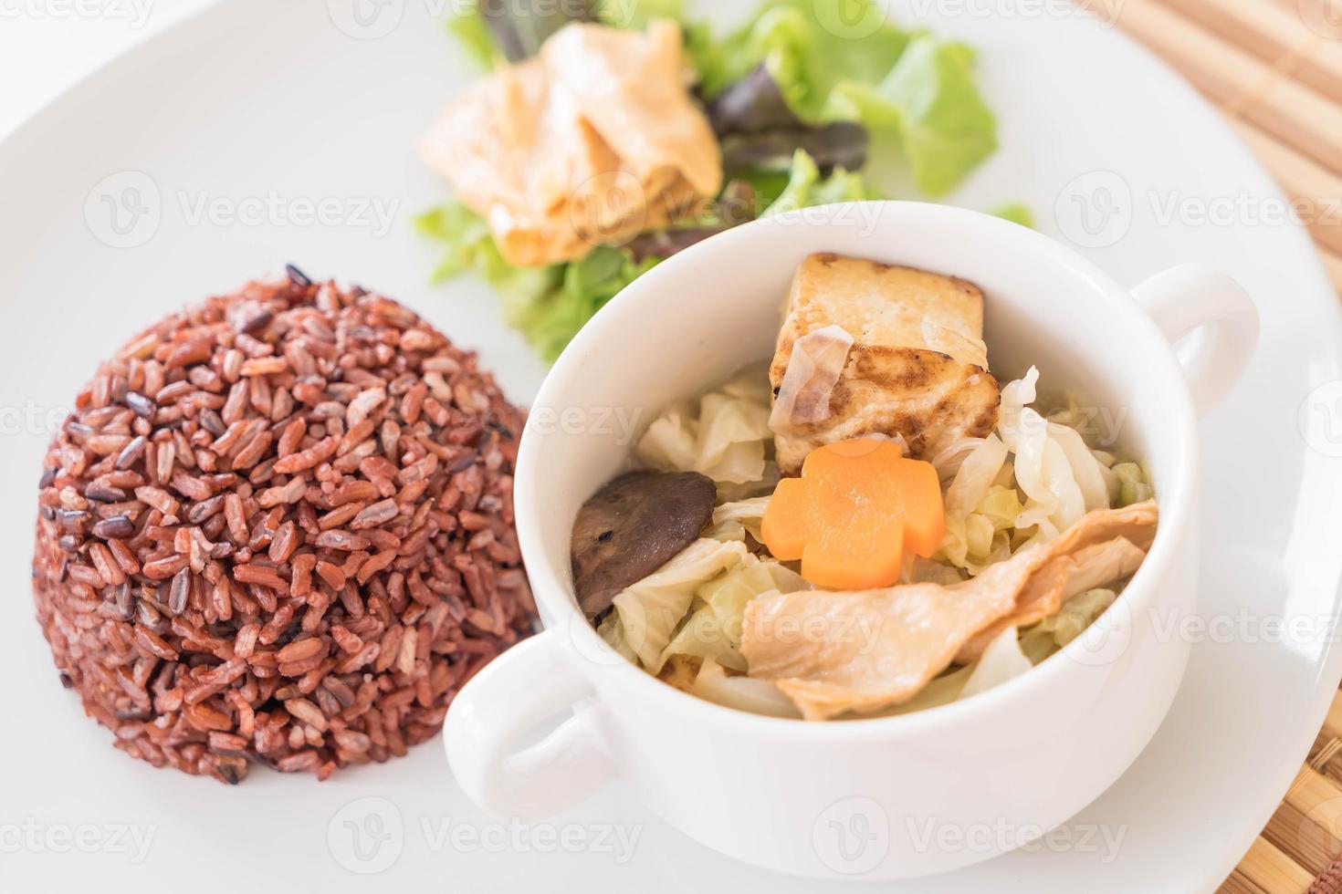 gefüllte Kohlsuppe mit Beerenreis und Tofu foto