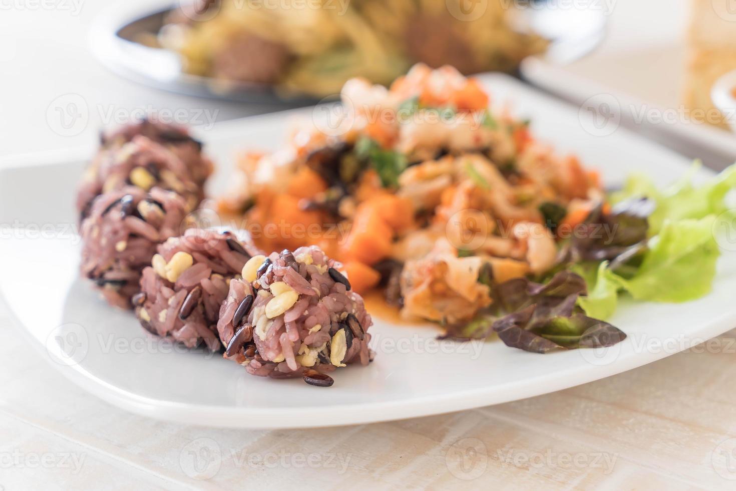 würziger veganer Salat mit Klebreis und Körnerreis foto