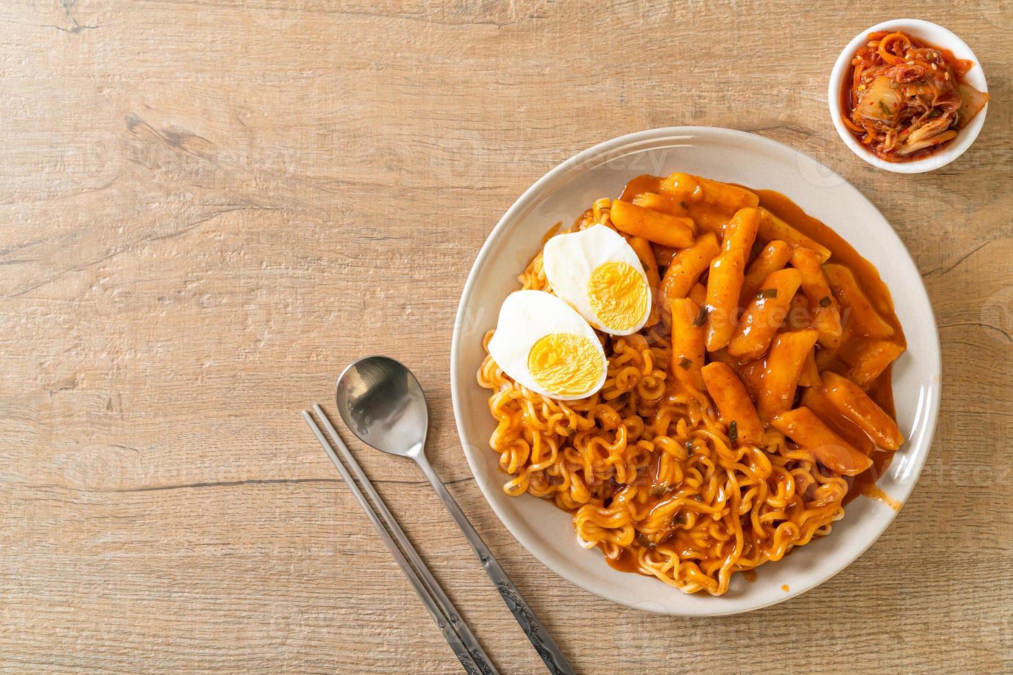 Ramen oder koreanische Instantnudeln und Tteokbokki in scharfer koreanischer Sauce foto