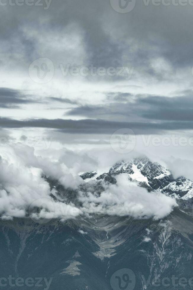 grau Berg Vertikale Landschaft com Wolken foto