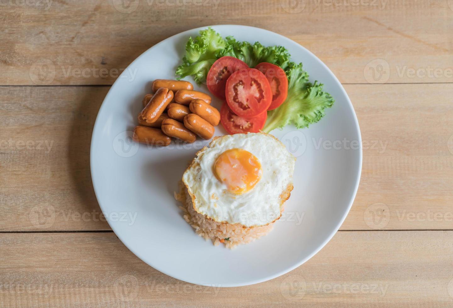 gebratener Reis mit Wurst und Spiegelei auf dem Tisch foto