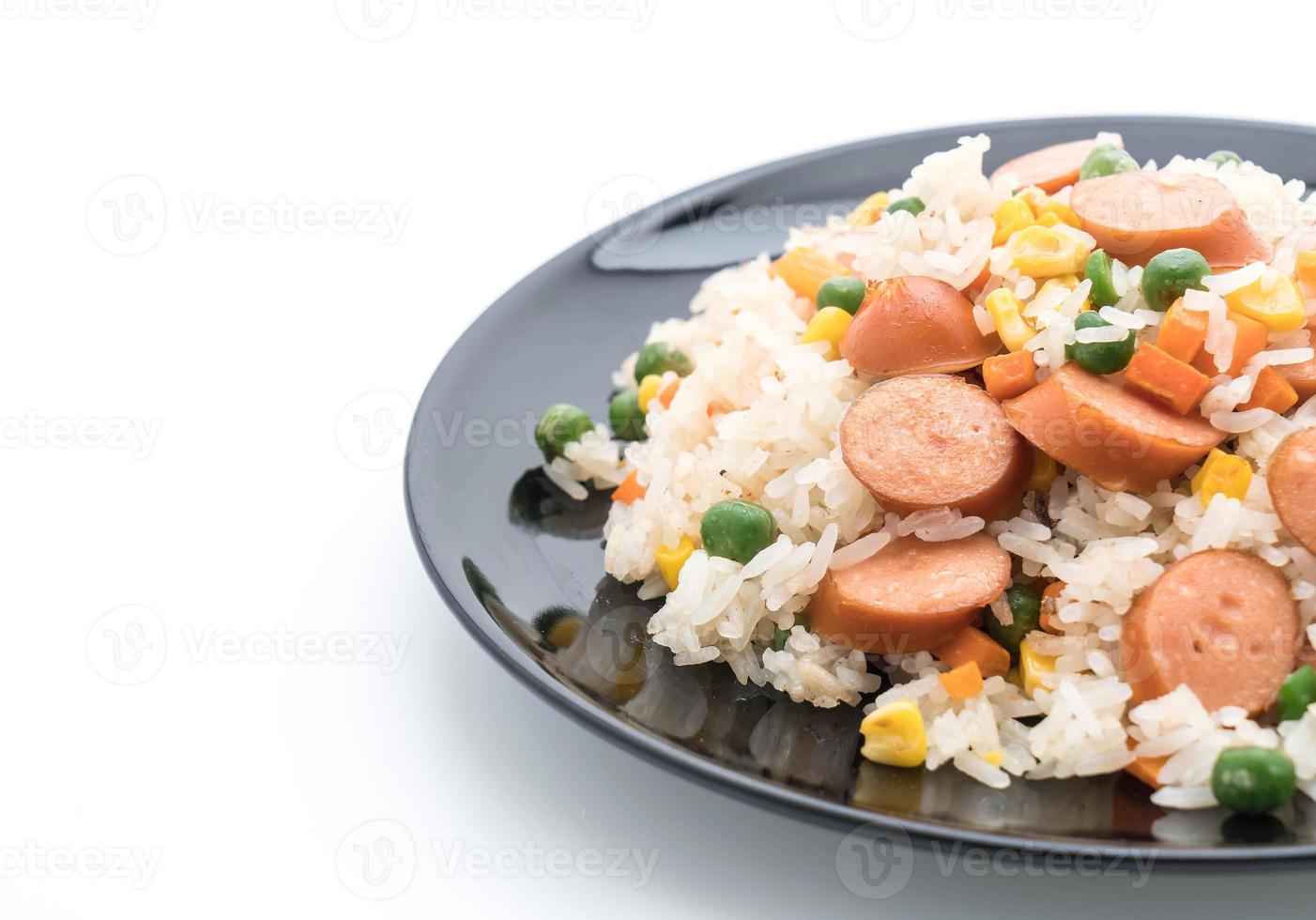 gebratener Reis mit Wurst auf weißem Hintergrund foto