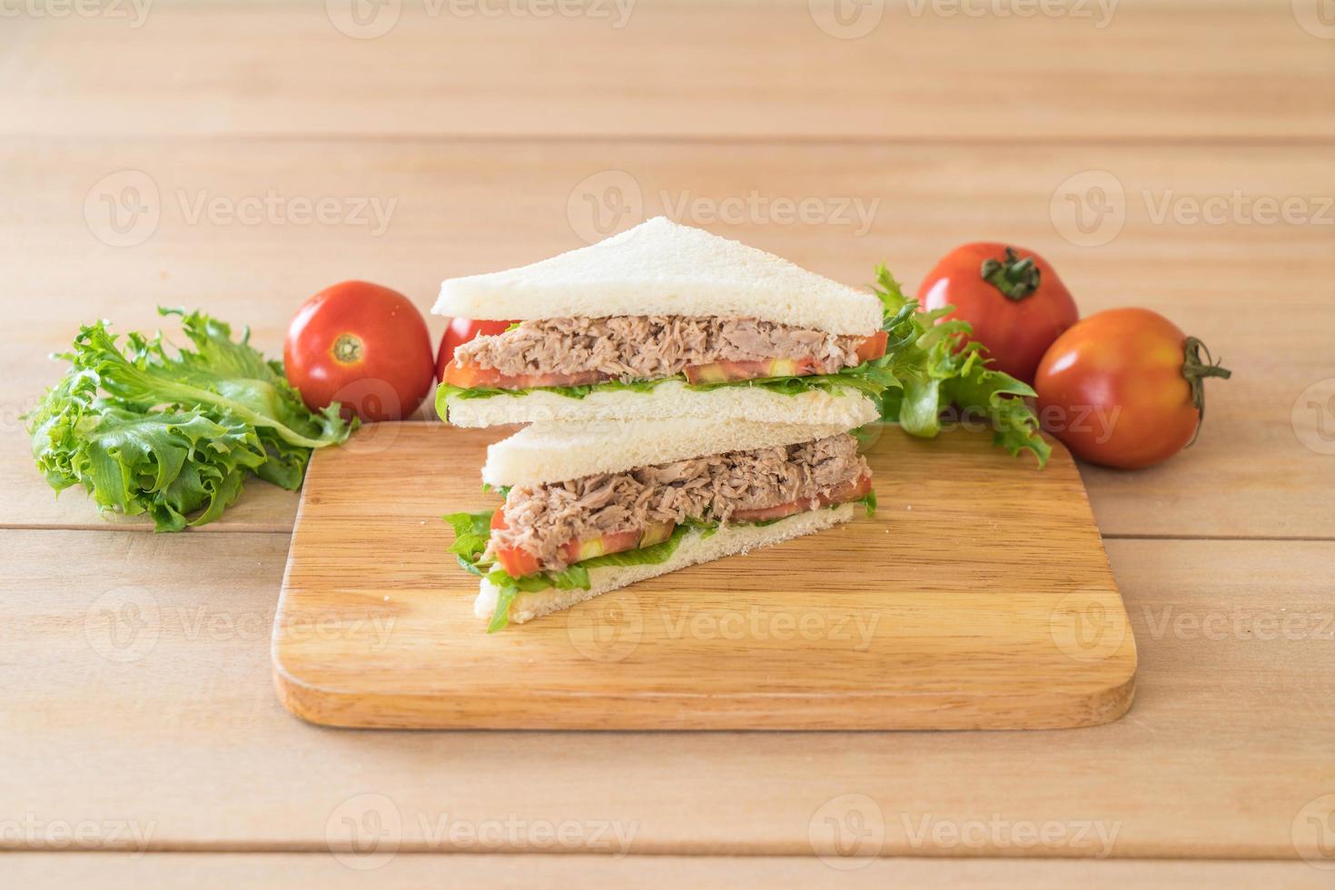 Thunfisch-Sandwich auf Holzbrett foto