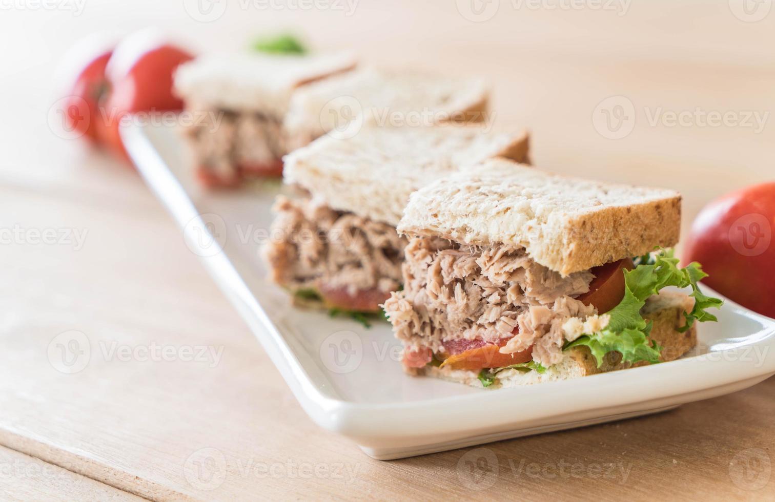 Thunfisch-Sandwich auf dem Tisch foto