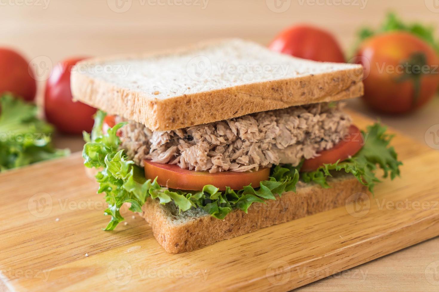 Thunfisch-Sandwich auf Holzbrett foto