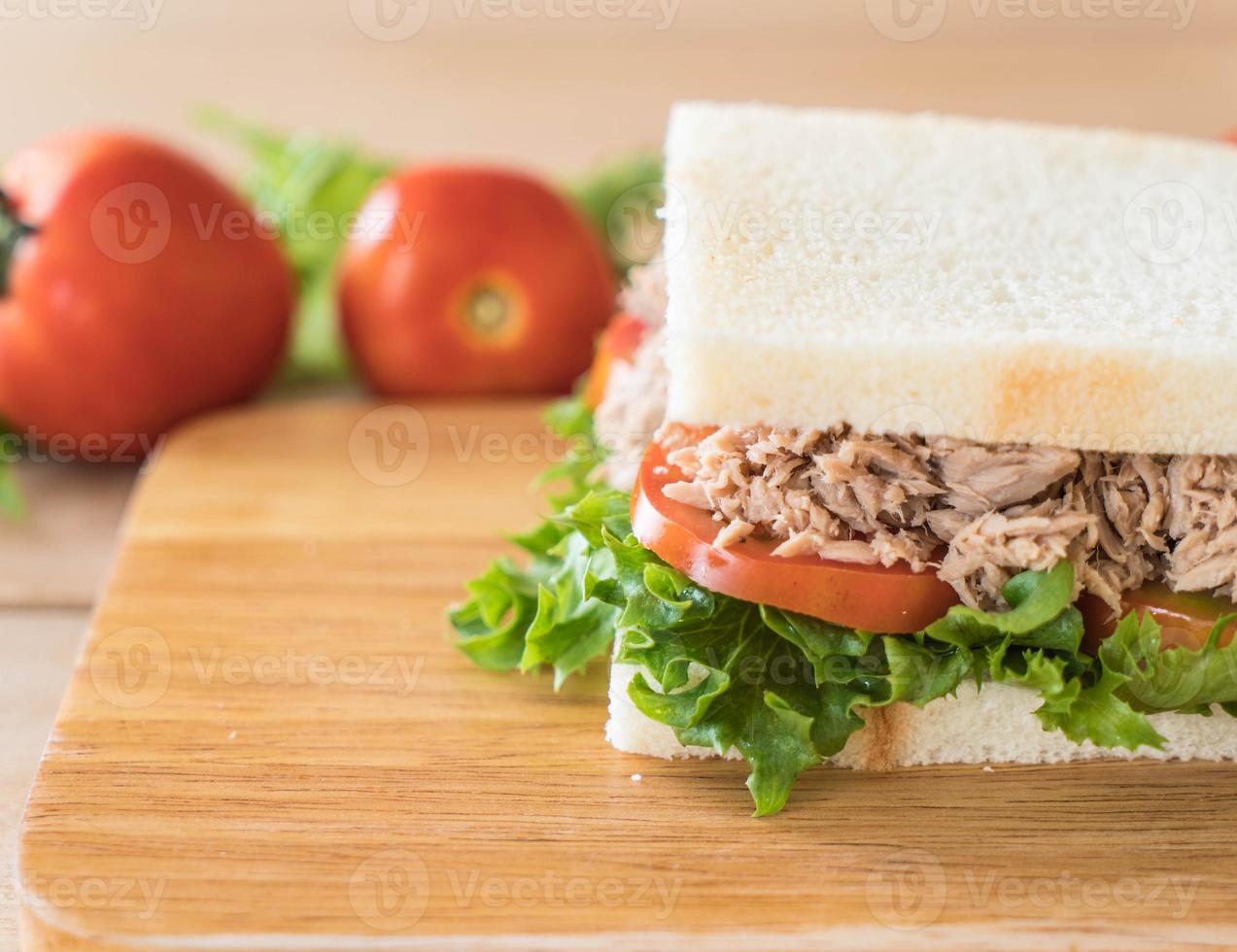 Thunfisch-Sandwich auf Holzbrett foto