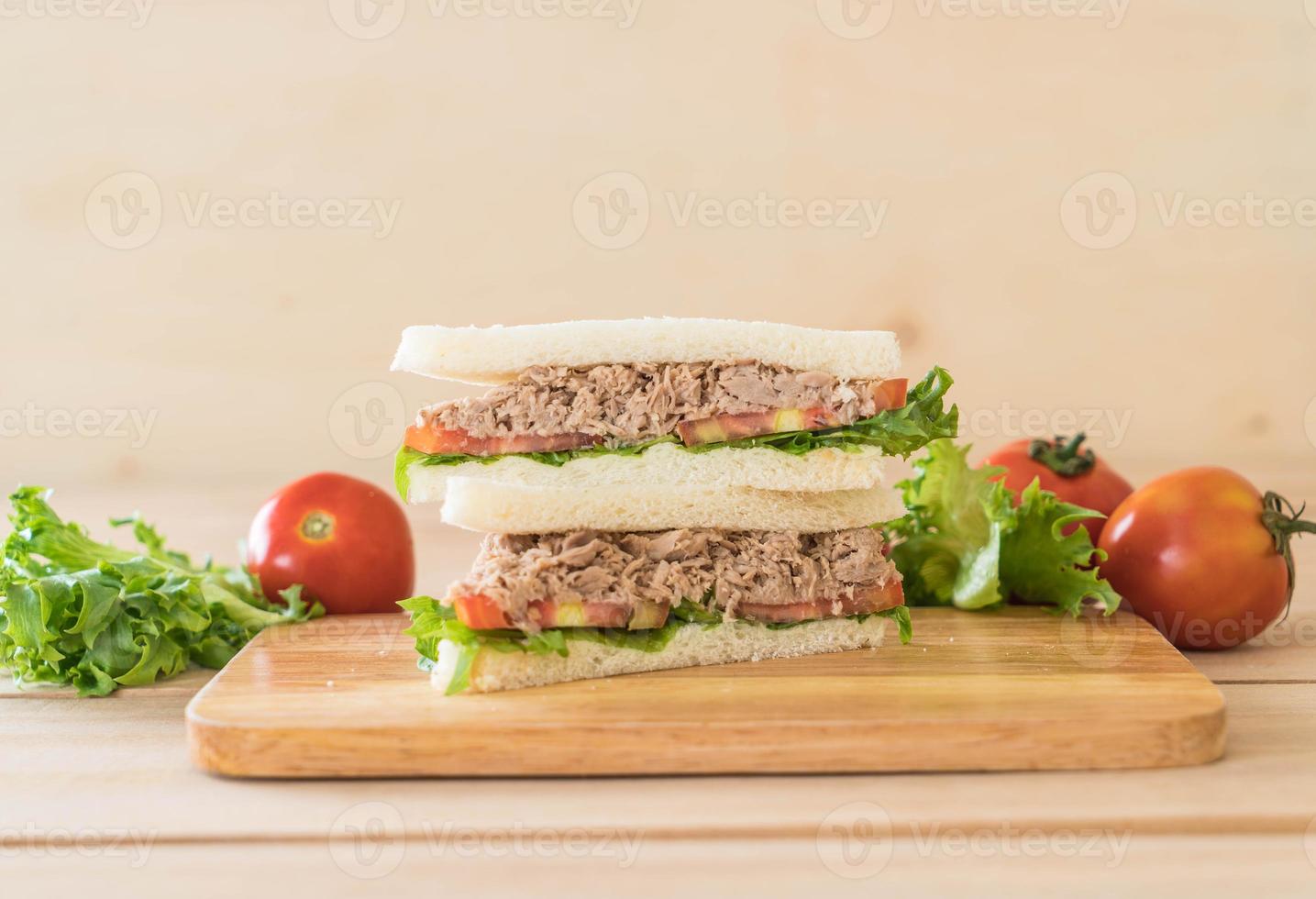 Thunfisch-Sandwich auf Holzbrett foto