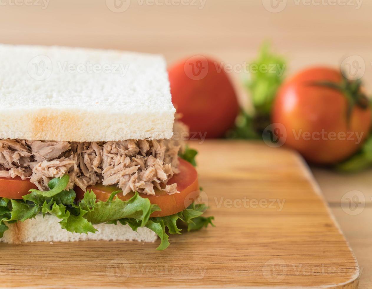 Thunfisch-Sandwich auf Holzbrett foto