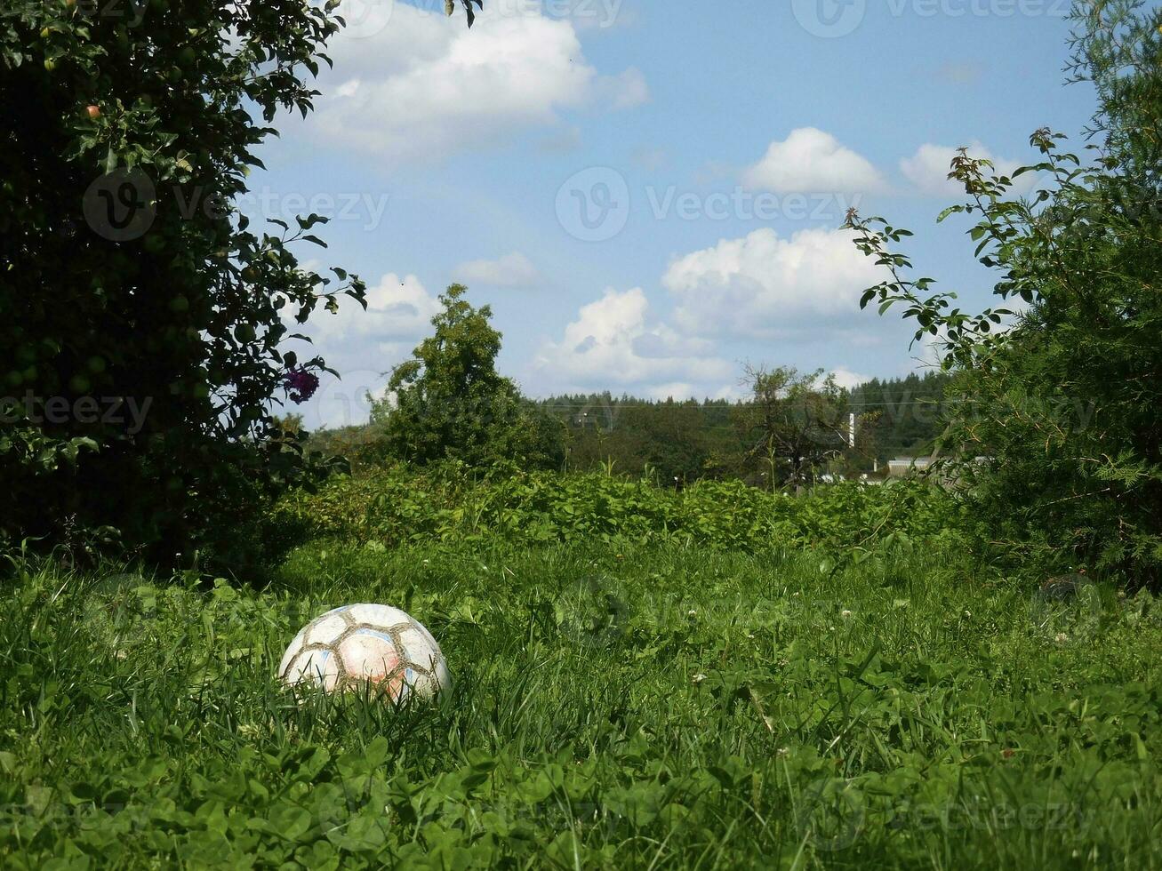Fußball Ball ist auf das Gras im das Land foto