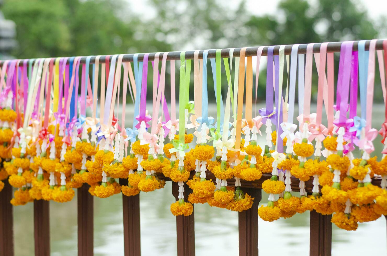 Girlanden zum Anbetung Buddha sind gemacht von Jasmin und Ringelblume Blumen. foto