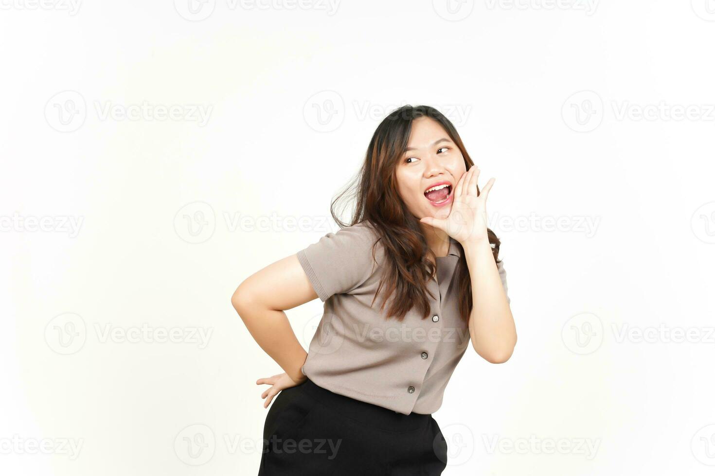 Ankündigung mit den Händen über den Mund der schönen asiatischen Frau isoliert auf weißem Hintergrund foto