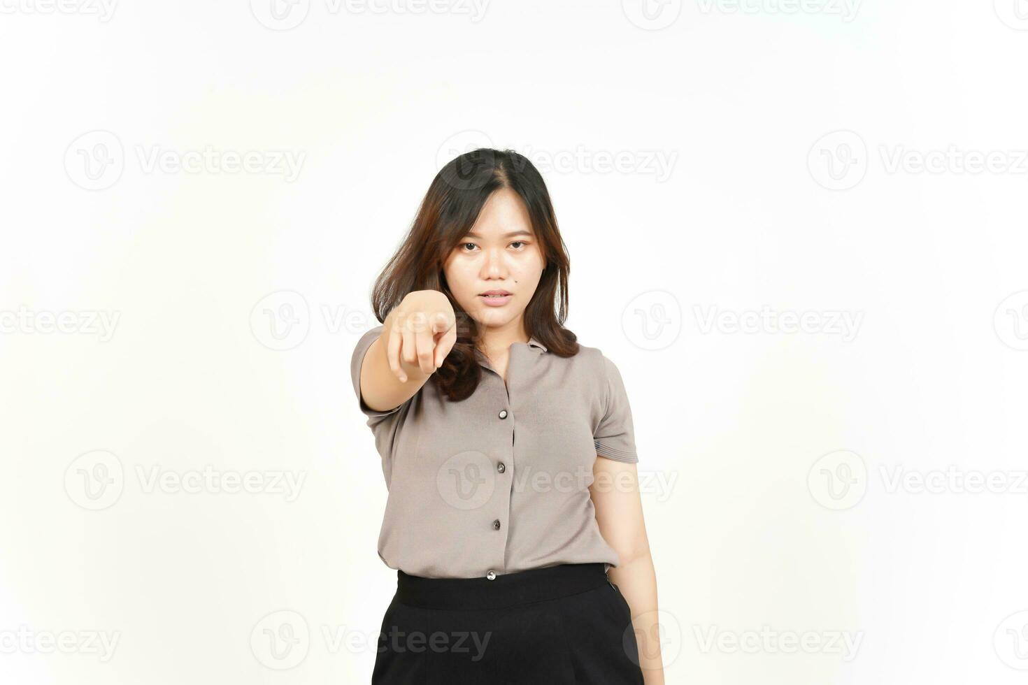 wütend und zeigt auf Sie der schönen asiatischen Frau isoliert auf weißem Hintergrund foto