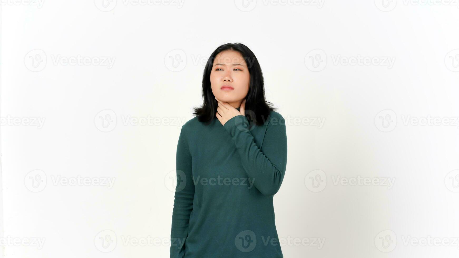 Hand auf Hals Gefühl Schmerzen auf Kehle von schön asiatisch Frau isoliert auf Weiß Hintergrund foto