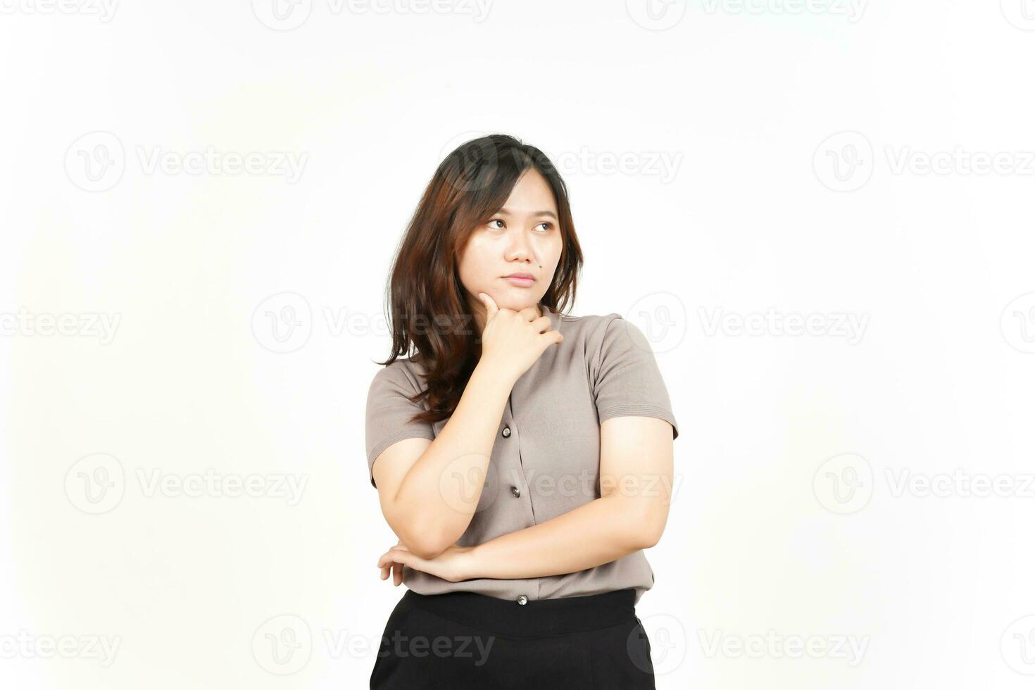 Denken und suchen Weg von schön asiatisch Frau isoliert auf Weiß Hintergrund foto