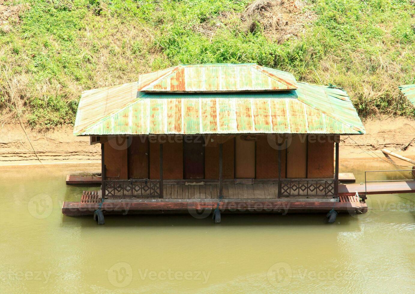 schwebend Hausboot auf das Kwai Nein ich Fluss ist ein friedlich Rückzug zum Natur Liebhaber, Gastfamilie Unterkunft und ein berühmt Platz im Thailand im Kanchanaburi. foto