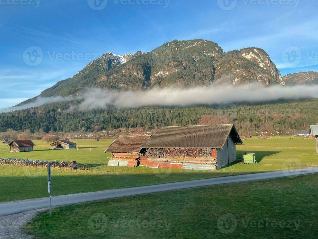 Dorf im Österreich mit Berge im das Hintergrund umgeben durch ein Meer von Nebel. foto