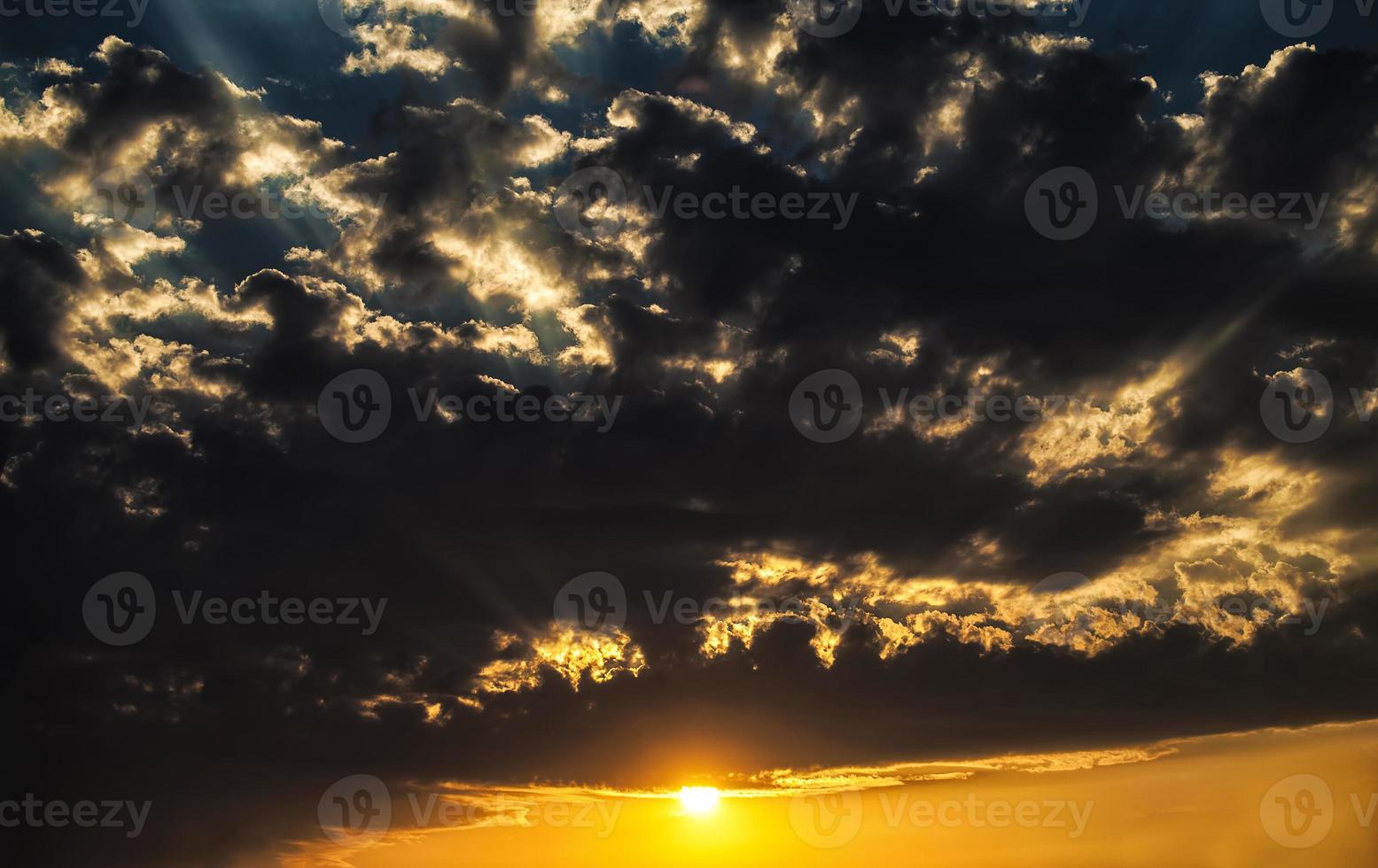 dunkle und glänzende weiche Wolken am Himmel foto