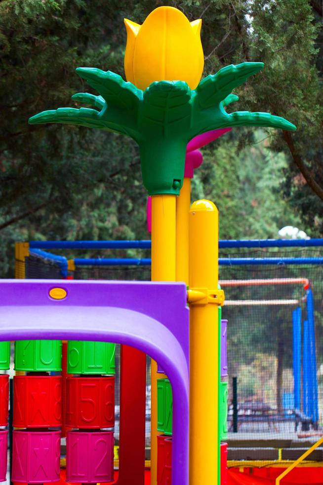 Kinderspielplatz im Freien zum Spaß foto