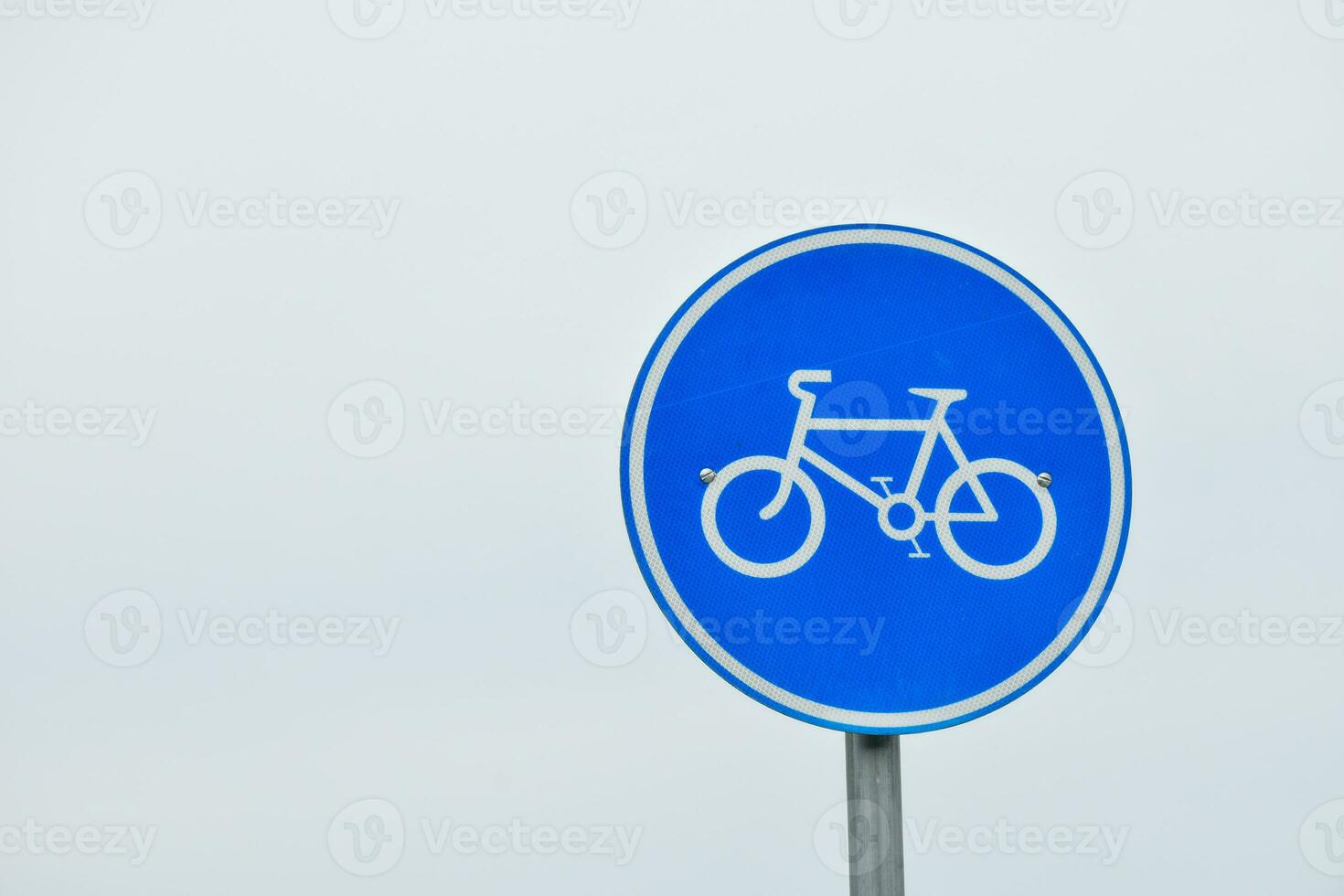 Fahrrad Zeichen im das Straße auf ein klar Himmel Hintergrund, nein Wolken, Farbverlauf Himmel, der Verkehr Zeichen auf transparent Hintergrund. foto