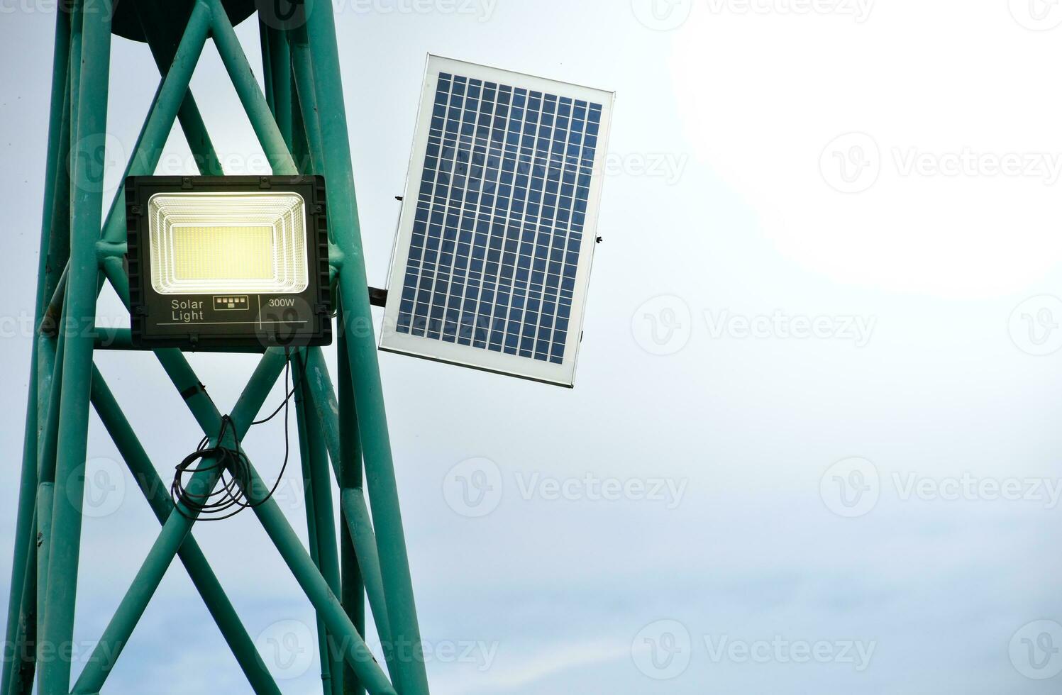 Solar- Paneele und Licht Glühbirnen auf das Pol, Solar Energie, Elektrizität von Solar- Zellen auf das Hintergrund von das klar Himmel und Sonnenlicht, Farbverlauf Himmel schöne. foto