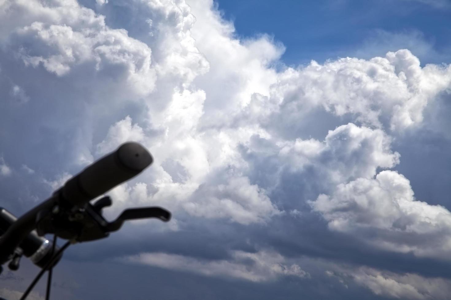 Fahrradansicht und die Wolken foto