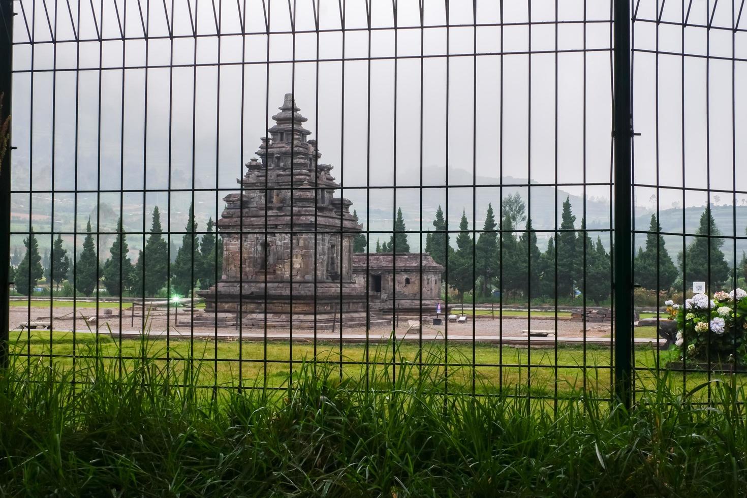 Arjuna- und Semar-Tempel hinter einem schwarzen Metalltor foto