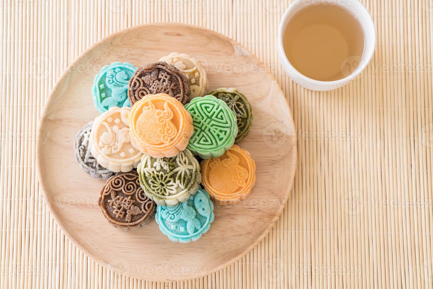 frischer Mondkuchen auf Holzplatte foto