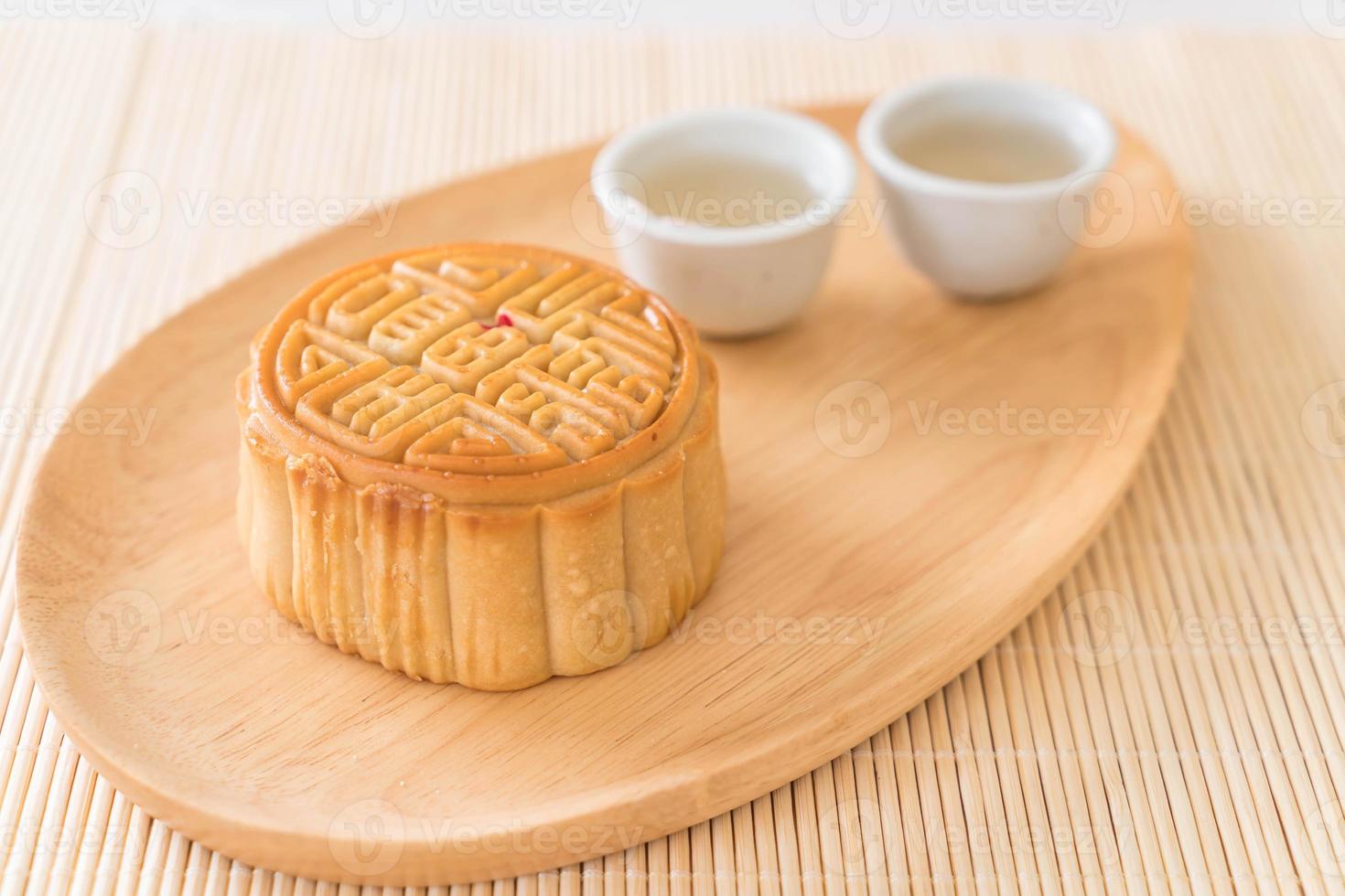 frischer Mondkuchen auf Holzplatte foto