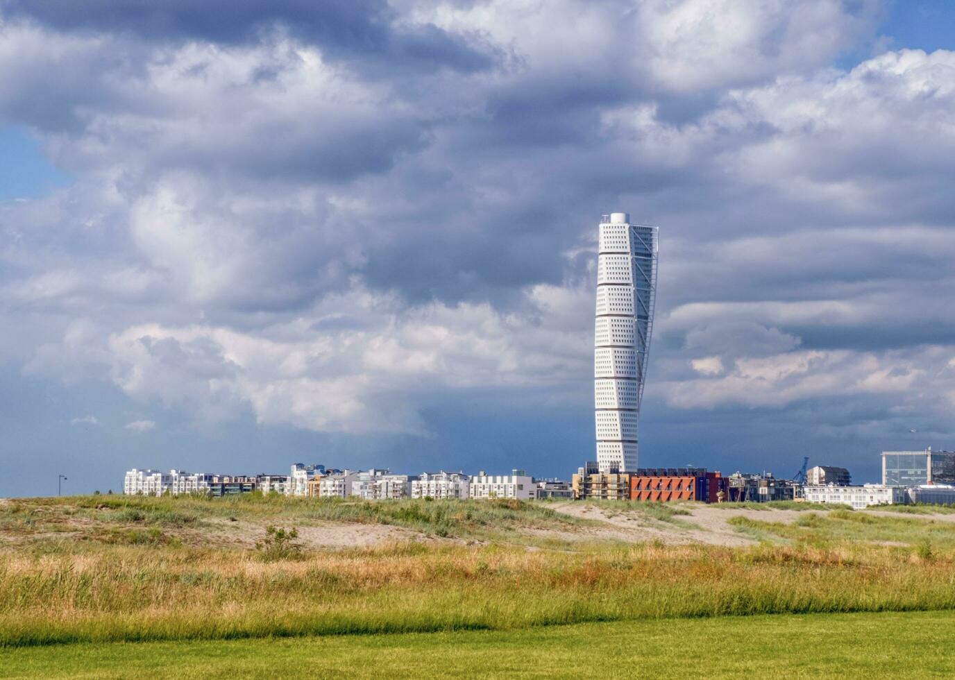 Malmö, Schweden, Juni 21, 2019 Aussicht von berühmt drehen Torso Wolkenkratzer beim Malmö foto