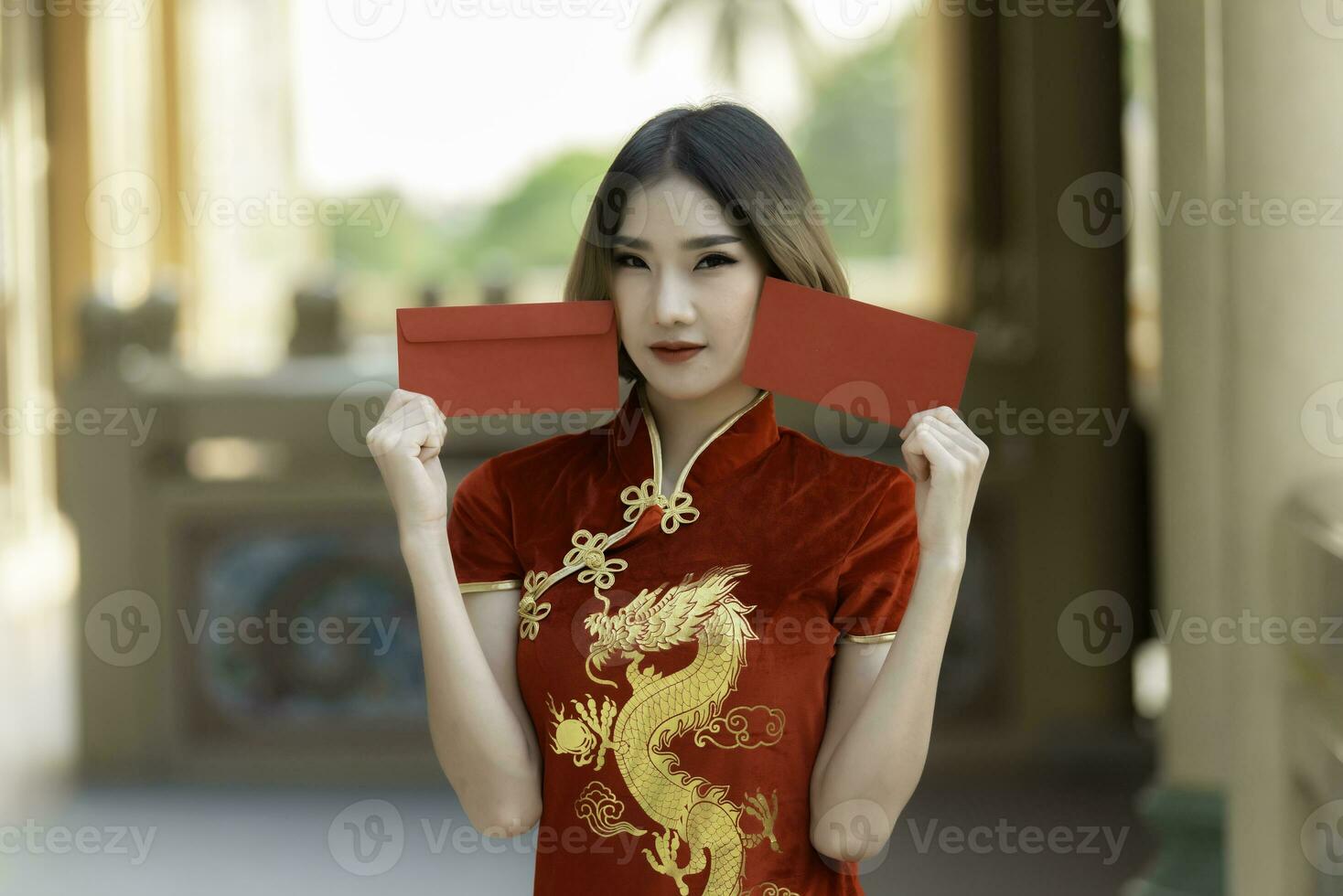 porträt schöne asiatische frau in cheongsam-kleid, thailänder, frohes chinesisches neujahrskonzept, glückliche asiatische dame in chinesischer traditioneller kleidung foto