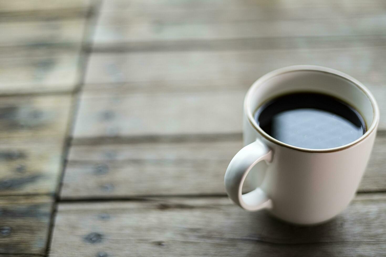 Kaffee Becher auf hölzern Tabelle foto