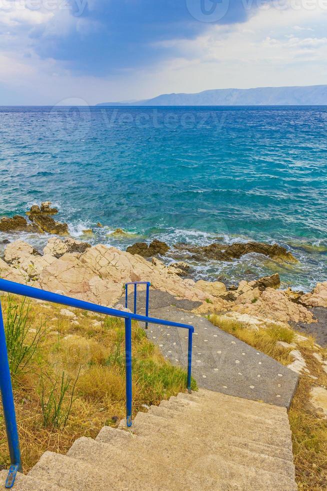 Treppe zum paradiesischen türkisfarbenen Strand Novi Vinodolski Kroatien. foto