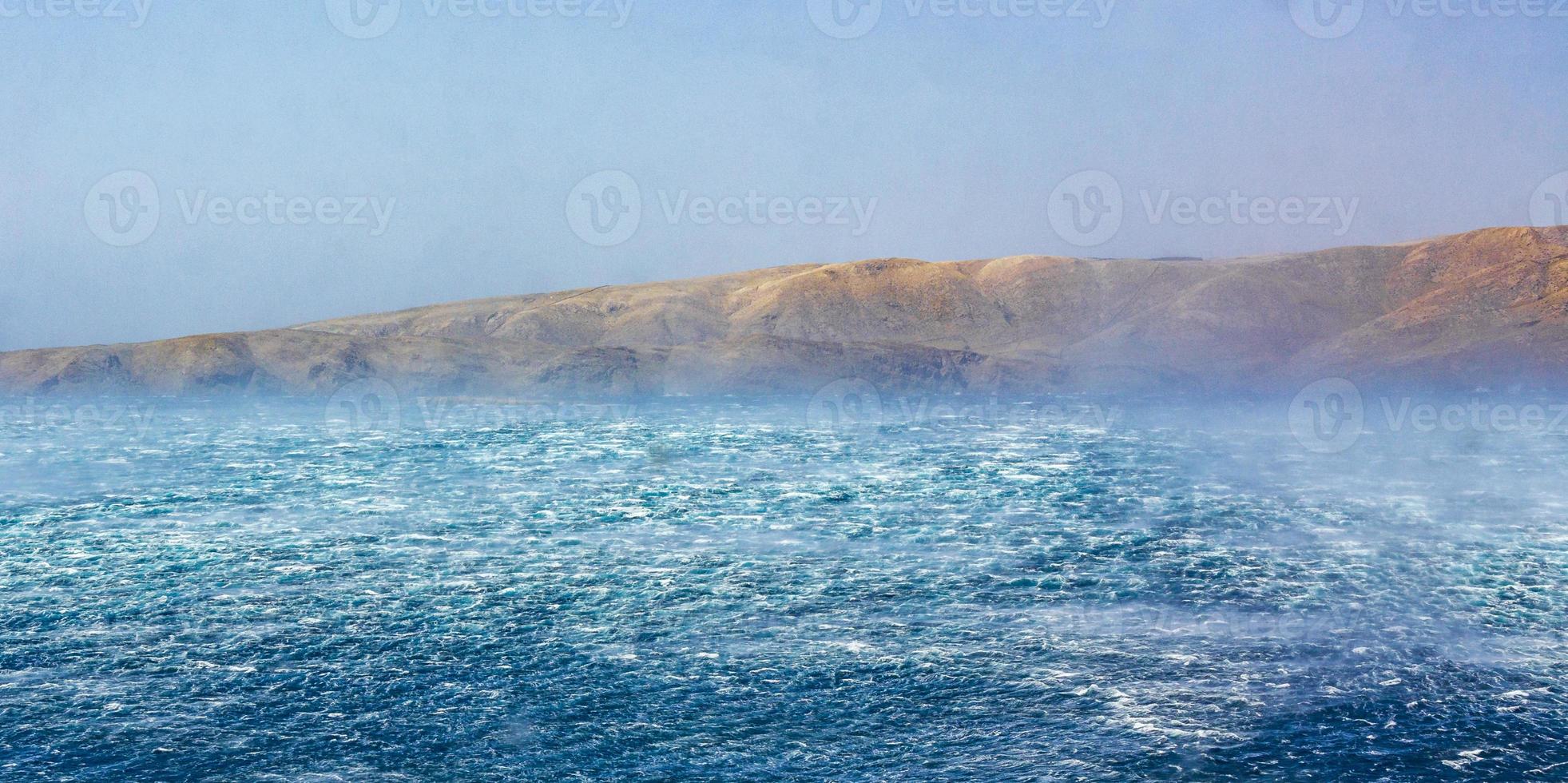 raues blaues Meer mit starkem Wind in Novi Vinodolski Kroatien. foto