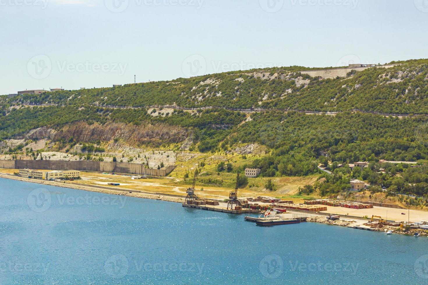 die blaue bucht und der hafen von bakarski zaliv bakar kroatien. foto