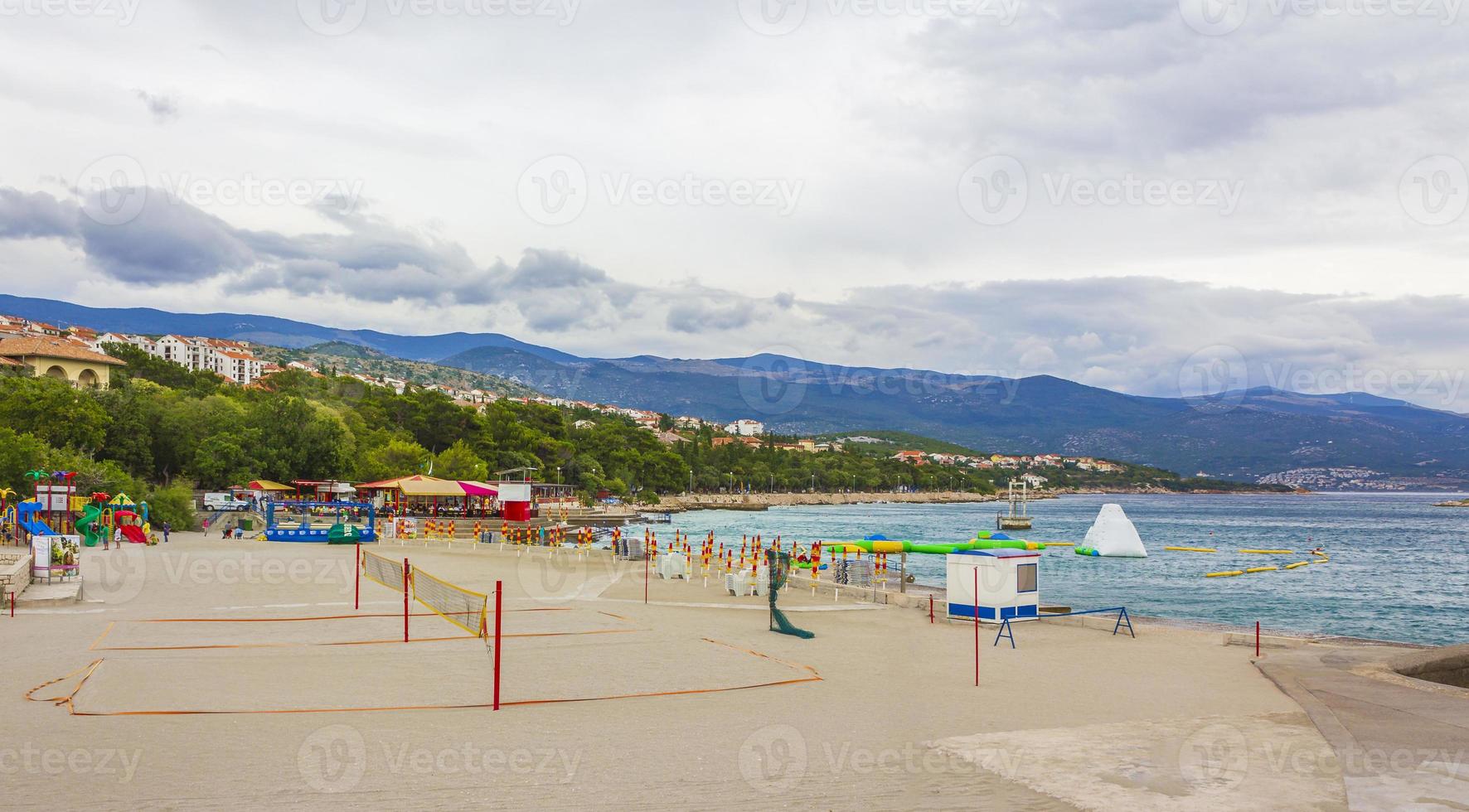 wunderbarer sand- und felsiger strand und promenade novi vinodolski kroatien. foto