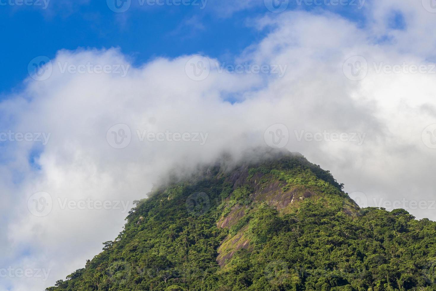 abraao berg pico do papagaio mit wolken. ilha grande brasilien. foto