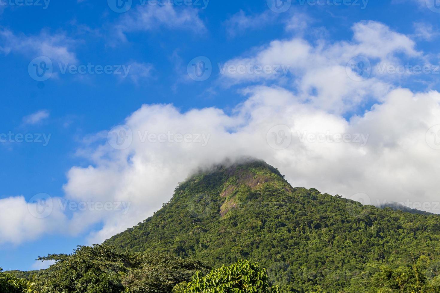 abraao berg pico do papagaio mit wolken. ilha grande brasilien. foto