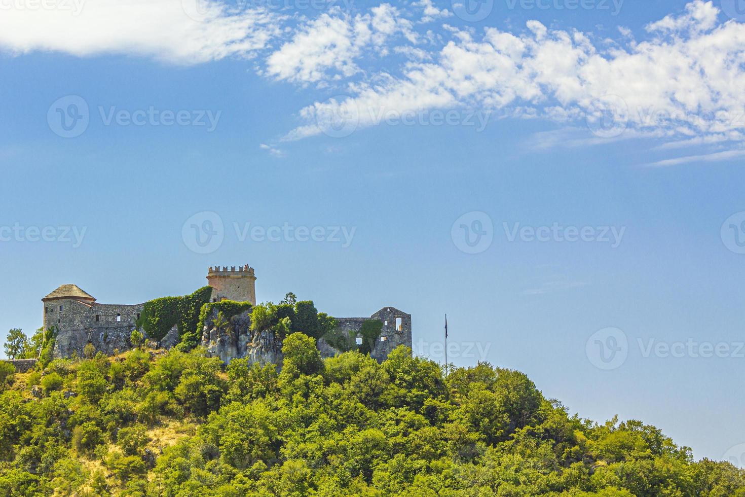 Schloss Schloss auf einem Hügel im schönen Kroatien. foto