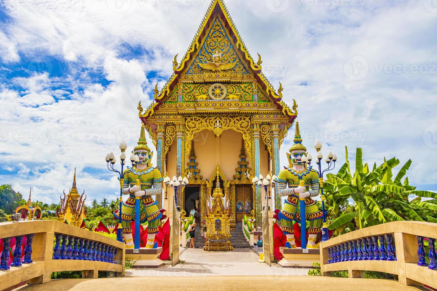 Bunte Architektur und Statuen im Wat Plai Laem Tempel auf der Insel Koh Samui, Thailand, 2018 foto