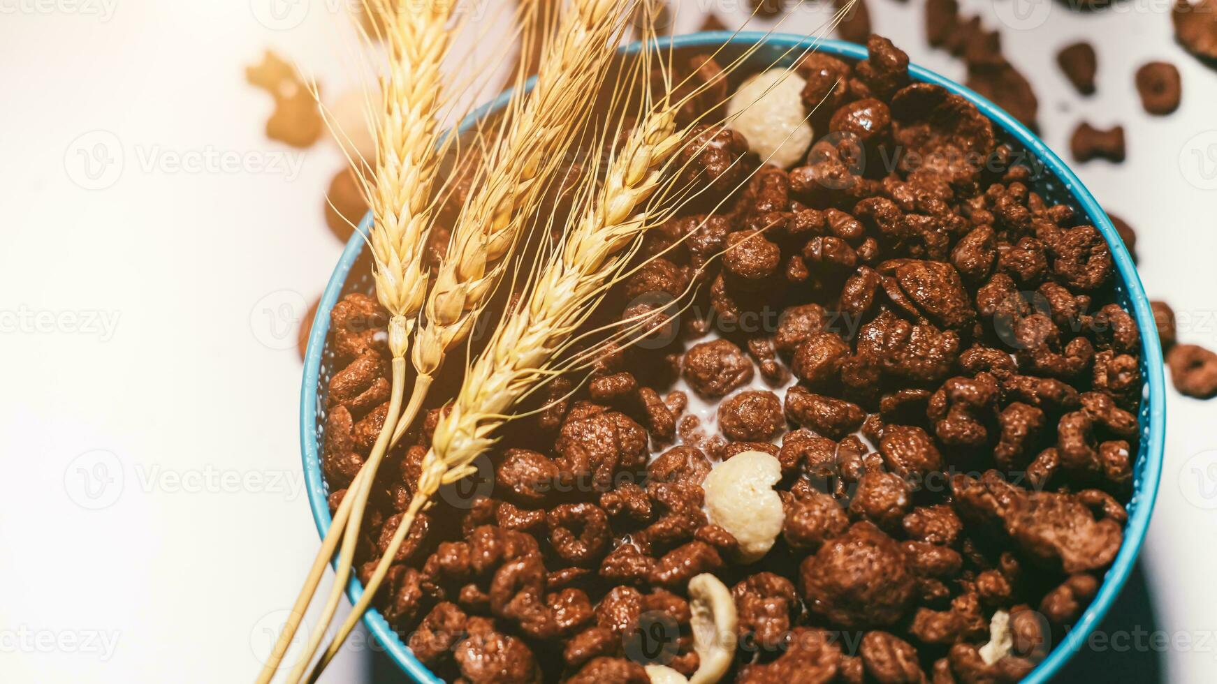 Schokolade Müsli im Blau Schüssel auf Weiß Hintergrund. Cornflakes. Frühstück Konzept. Essen geeignet zum Kinder. foto