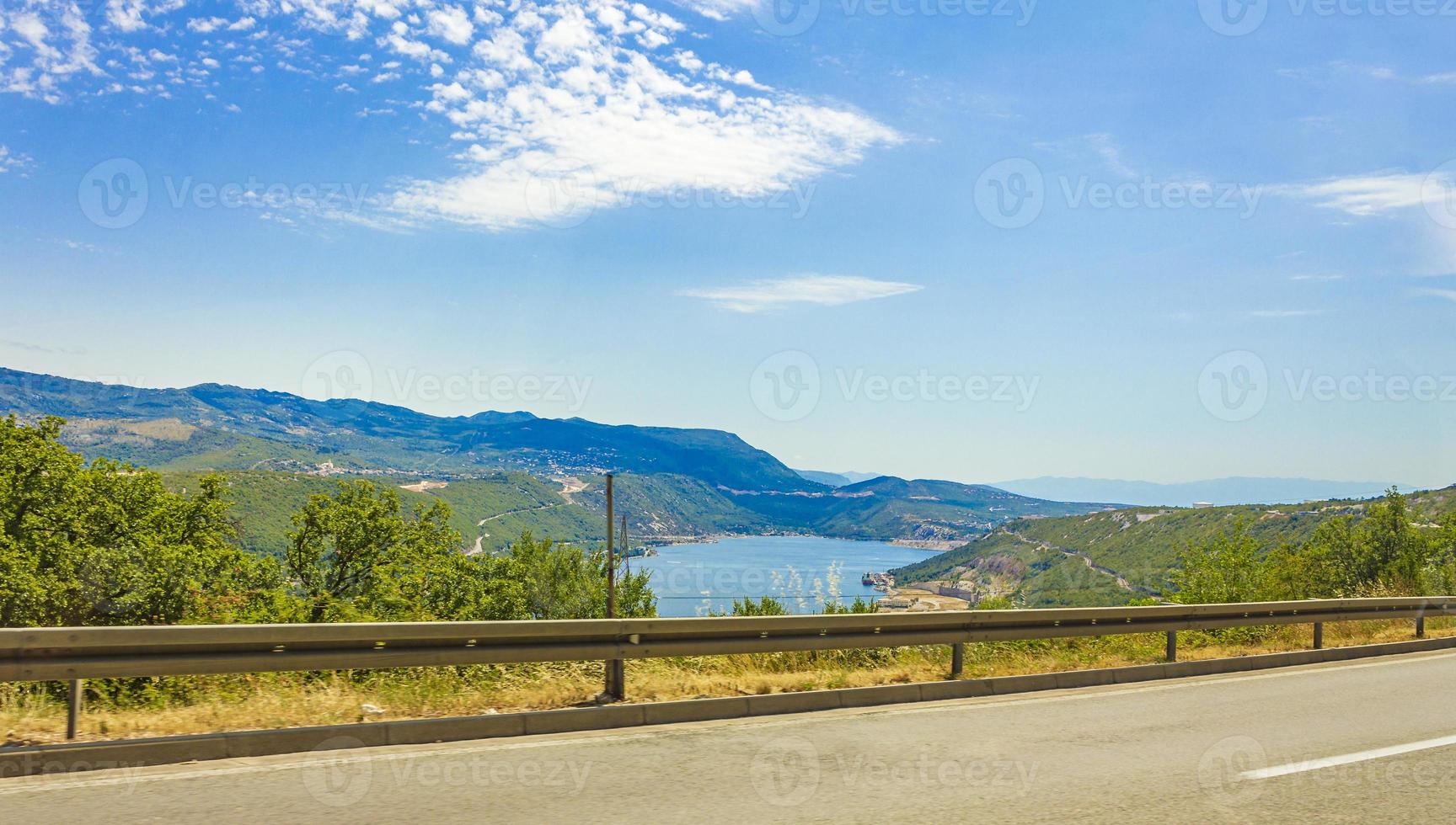 die blaue bucht und der hafen von bakarski zaliv, bakar, kroatien foto