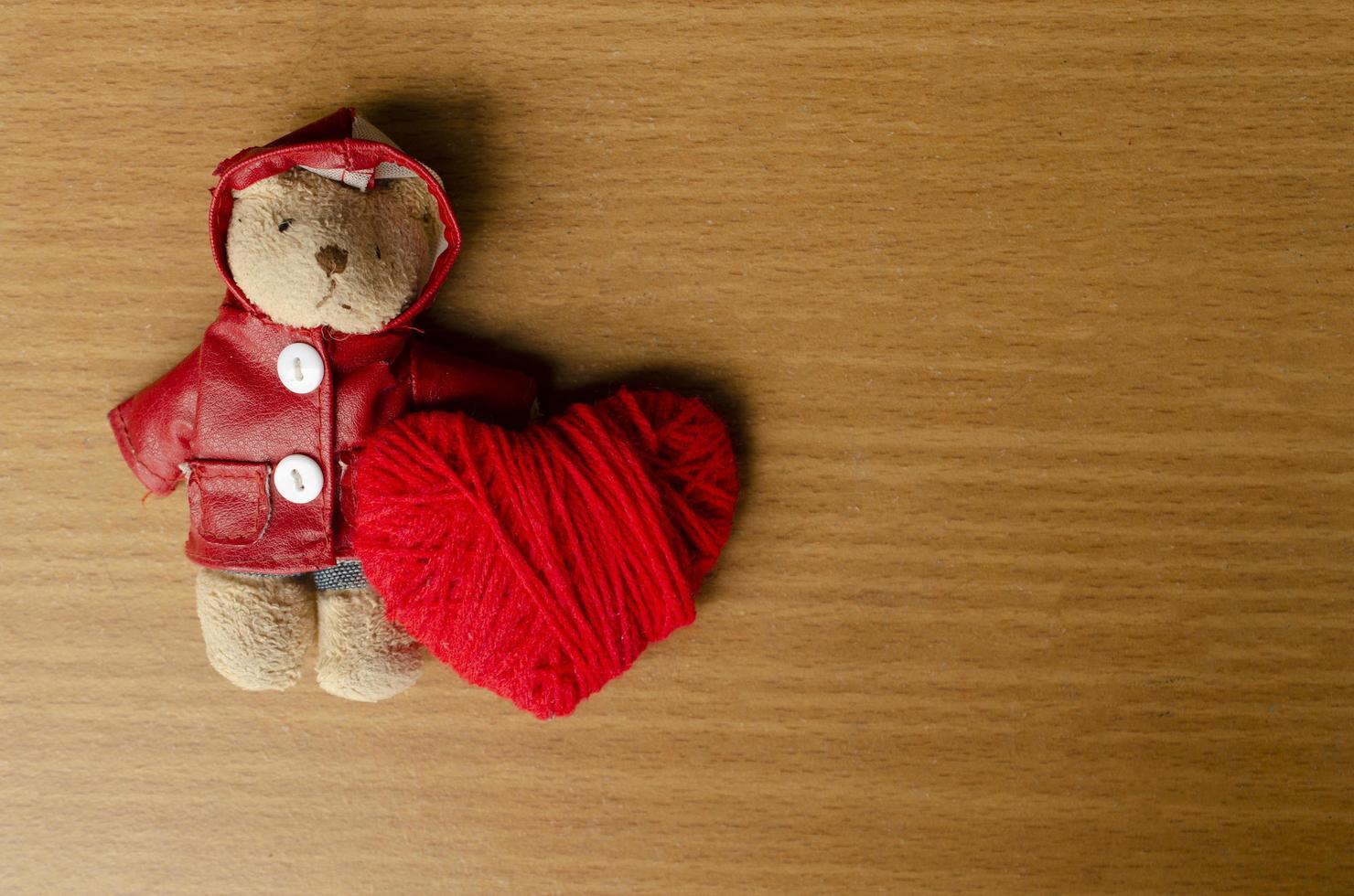 romantisch mit teddy und rotem herzen für valentinstagkonzept foto