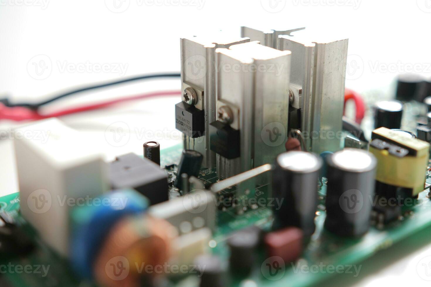 Leistung liefern modern Leiter Tafel mit elektronisch Komponenten mit Transistor. pcb Detail foto