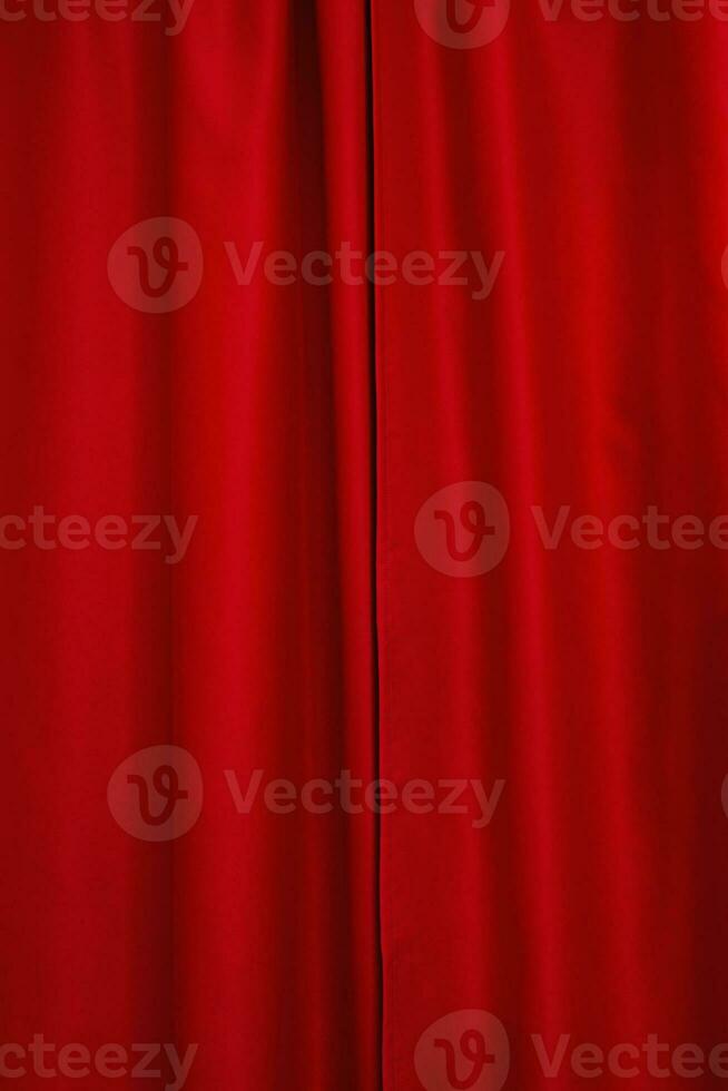 rot Tuch. das Vorhang hängt ein Vertikale Foto. rot Hintergrund. foto