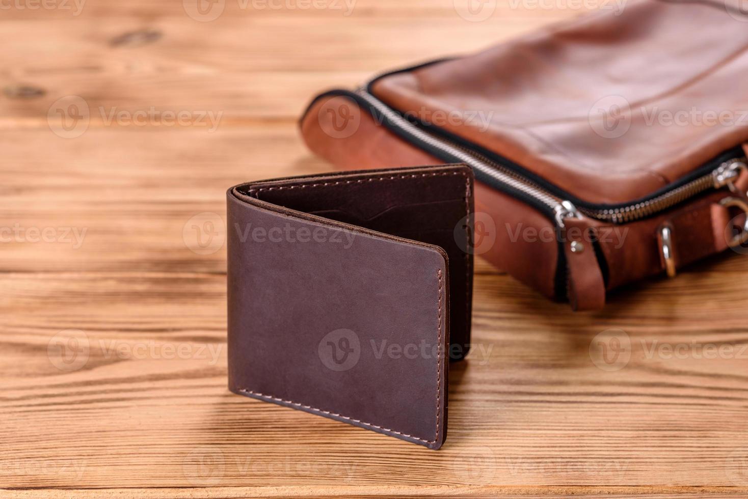 schöne lederbraune Geldbörse aus Leder zum Aufbewahren von Papiergeld foto