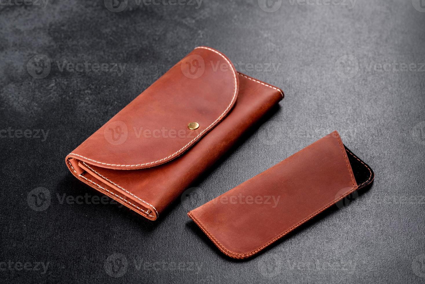 schöne lederbraune Geldbörse aus Leder zum Aufbewahren von Papiergeld foto