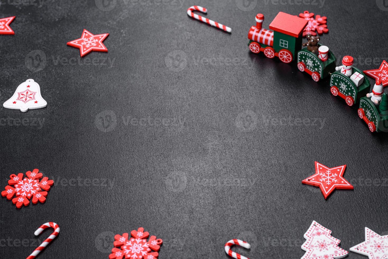 rote und weiße Elemente, die verwendet werden, um den Weihnachtsbaum zu schmücken foto